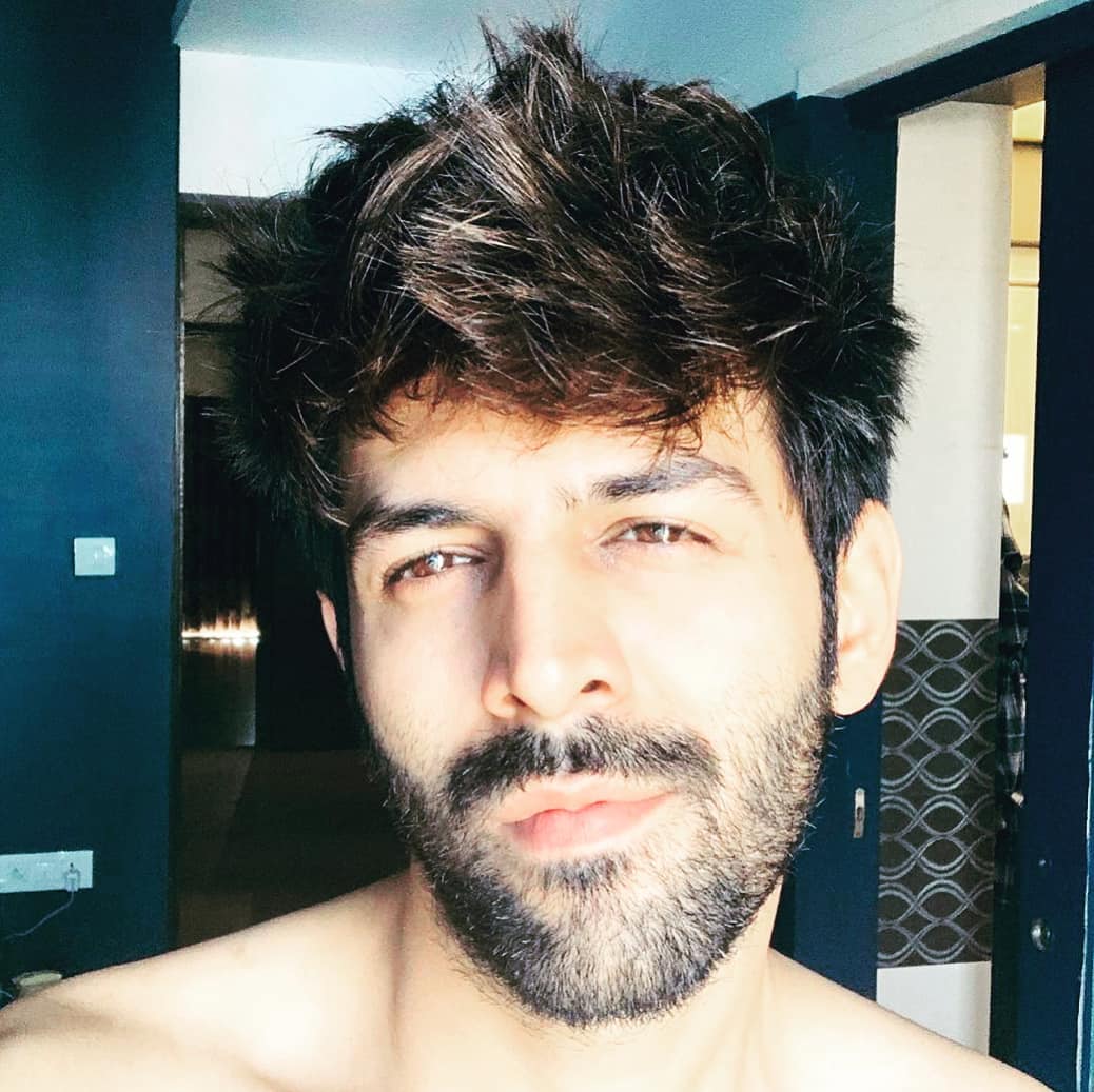 kartikaaryanww's tweet photo. Who want a selfi with this handsome hunk #selfiking @TheAaryanKartik #kartikaaryan. https://t.co/WeydifJXfA