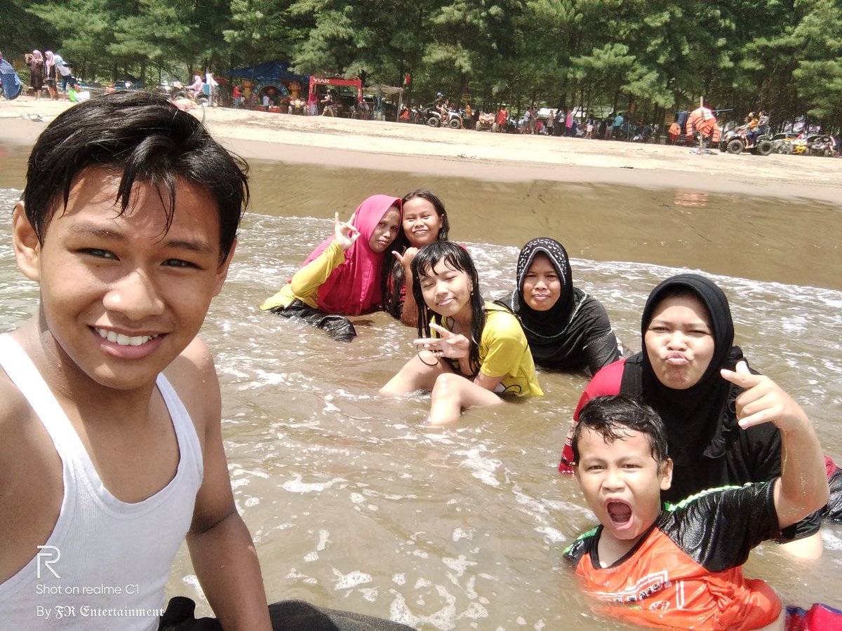 FR_EntOfficial's tweet photo. Holliday Tahun Baru #2020 🤩🏖️ https://t.co/FrNl7WDbXJ