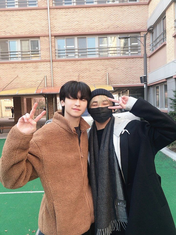 DIA_CRUNCH's tweet photo. [#민혁] 동생 준혁아 졸업 축하한다!!! 학교생활 열심히 해줘서 고마워 항상 행복하게 지내자❤️💙 옆에 항상 형이 있다는 거 잊지 말고 고생했어요🤓😻😻 2020년에 우리 파이팅 하고 더 멋져지자 
#디크런치 #친동생 #졸업식 #축하해 #고생했다 #2020년 https://t.co/F8t2nsPFyl