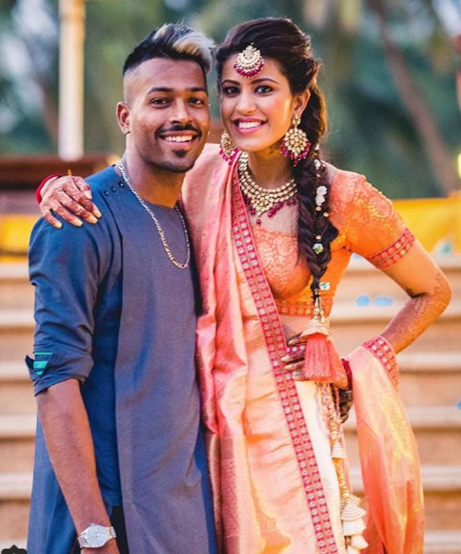 DottPost's tweet photo. Hardik Pandya: Loving fiance to Natasa.

#Bollywood #Celebrity #FridayMotivation #FridayThoughts #FridayFeeling #LIKEs #HardikPandya  #Pandya https://t.co/AgQzcJIX8Y