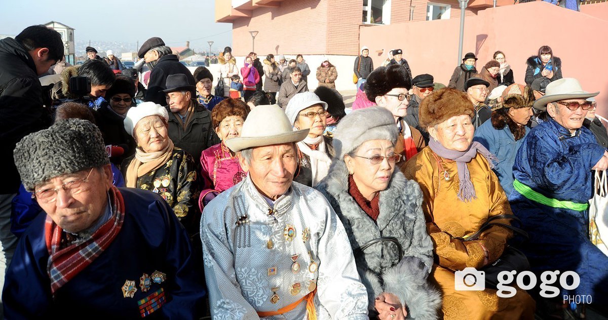 Тэтгэврийн зээлийг тэглэх нь олон олон настан буурлуудын амьдралд БУЯН болох сайхан мэдээ! Тэд чинь зээл аваад архидаад, эсвэл өөр зугаа цэнгэлд зарцуулсан нэг ч ахмад настан байхгүй. Аргагүй хэрэгцээ гарсан болохоор л зээл авсан байж таарна...