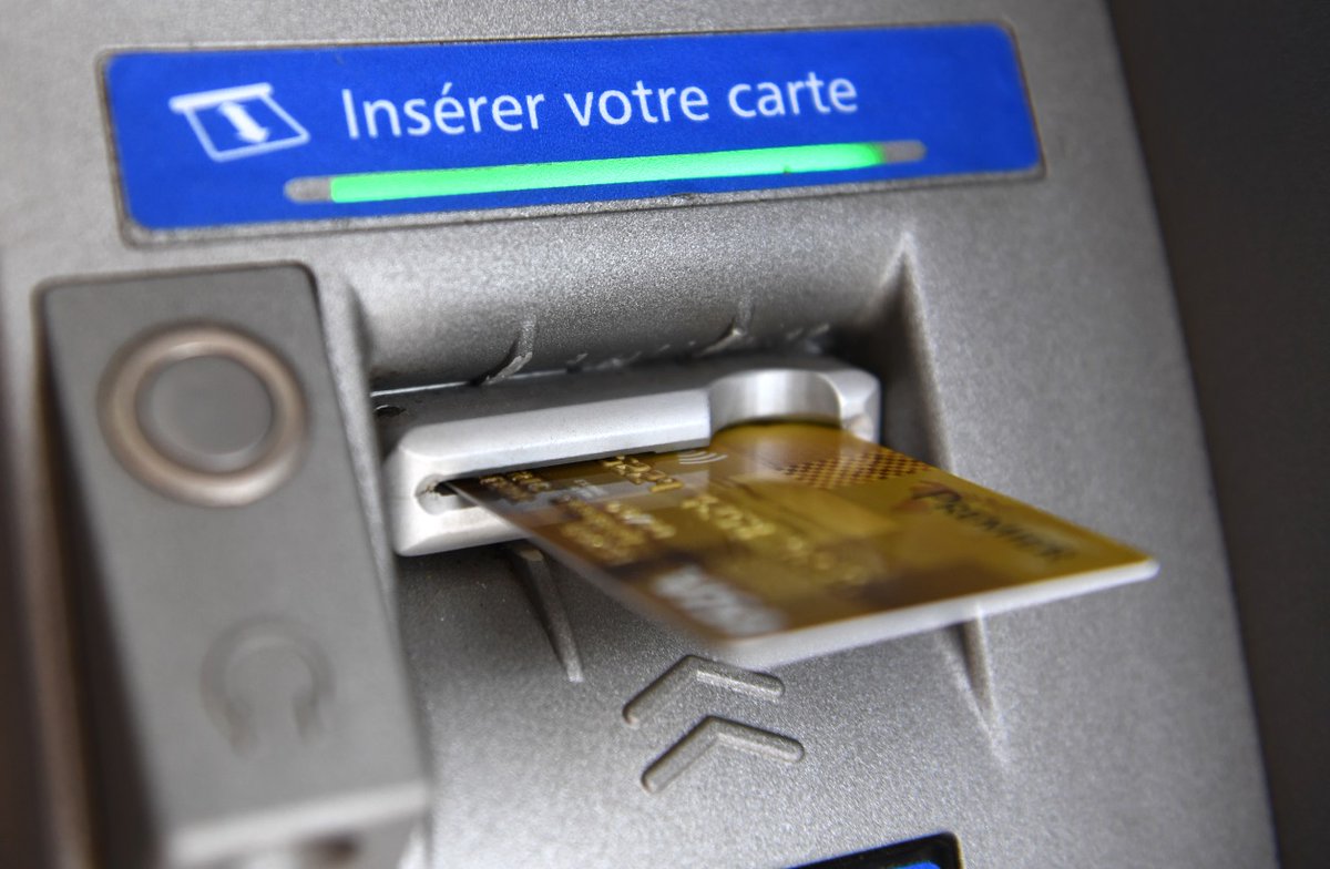 BFMTV's tweet photo. Sa banque lui ferme tous ses comptes après avoir été critiquée sur les réseaux sociaux
https://t.co/Lyc97fIOZx https://t.co/sHPvp49sqi