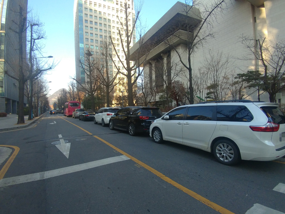 [moi] (3일 오후) 세종문화회관 뒤쪽에 불법주차한 자유한국당 의원들의 고급 차량들. 한쪽 차선을 완전히 막아섰다. 나라 걱정한다며 광화문에서 집회하는데... 그전에 기본부터 지켰으면.

☞더 보기 omn.kr/1m7g7

😉moi는 일상의 이야기를 누구나 쉽게 나눌 수 있는 공간입니다