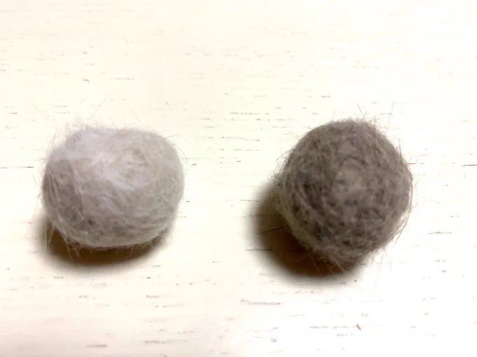 右:ラテさんの毛玉ボール左:コナたんの毛玉ボール 
