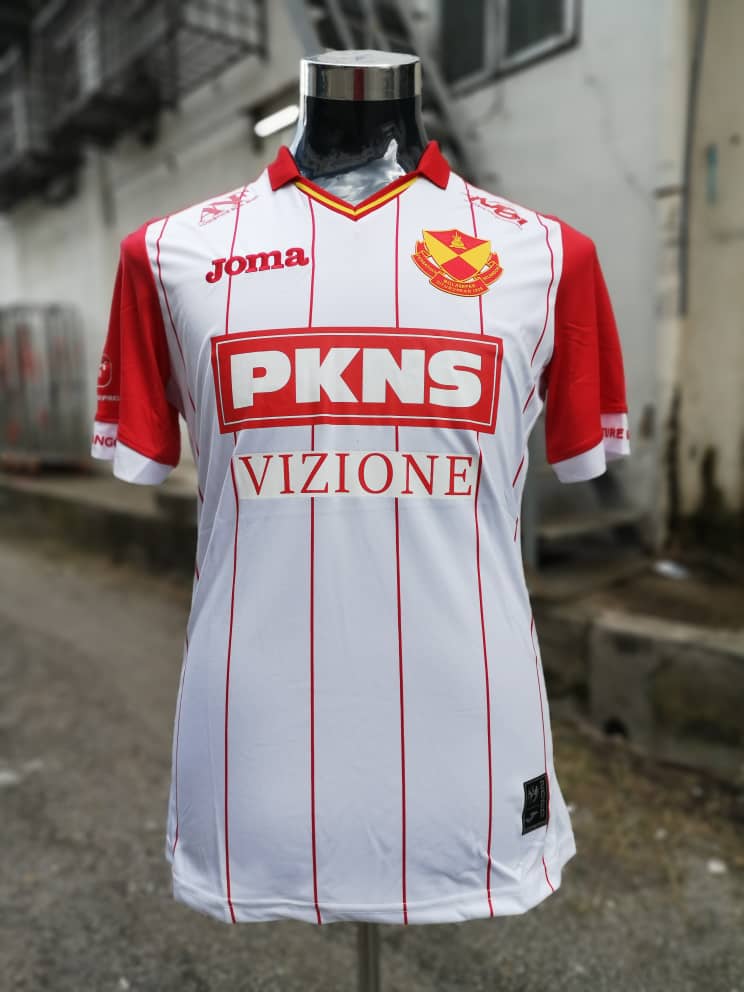 zulhafixiiced's tweet photo. Bagi aku? Lawa.

Merah putih ni memang susahlah nak go wrong. Small pinstripe, box sponsor logo dengan kolar tambah retro vibes dekat jersi ni. Zaman sekarang ni satu dunia semua tengah in retro/remake punya jersi. 

Yang tak in apa? Vizione tampal seketol macam tu. Fak. https://t.co/K2pt0FWuuR