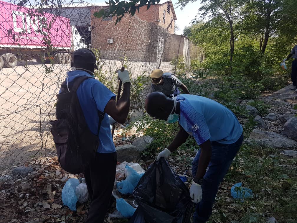 ZBCNewsonline's tweet photo. #monthlycleanup
Civil servants including senior police, prison officers joined council officials to participate in the clean up campaign this Friday in Beitbridge
@GNyambabvu @InfoMinZW @JoshMunthali @EMupoperi https://t.co/MBAYG0Cy0i