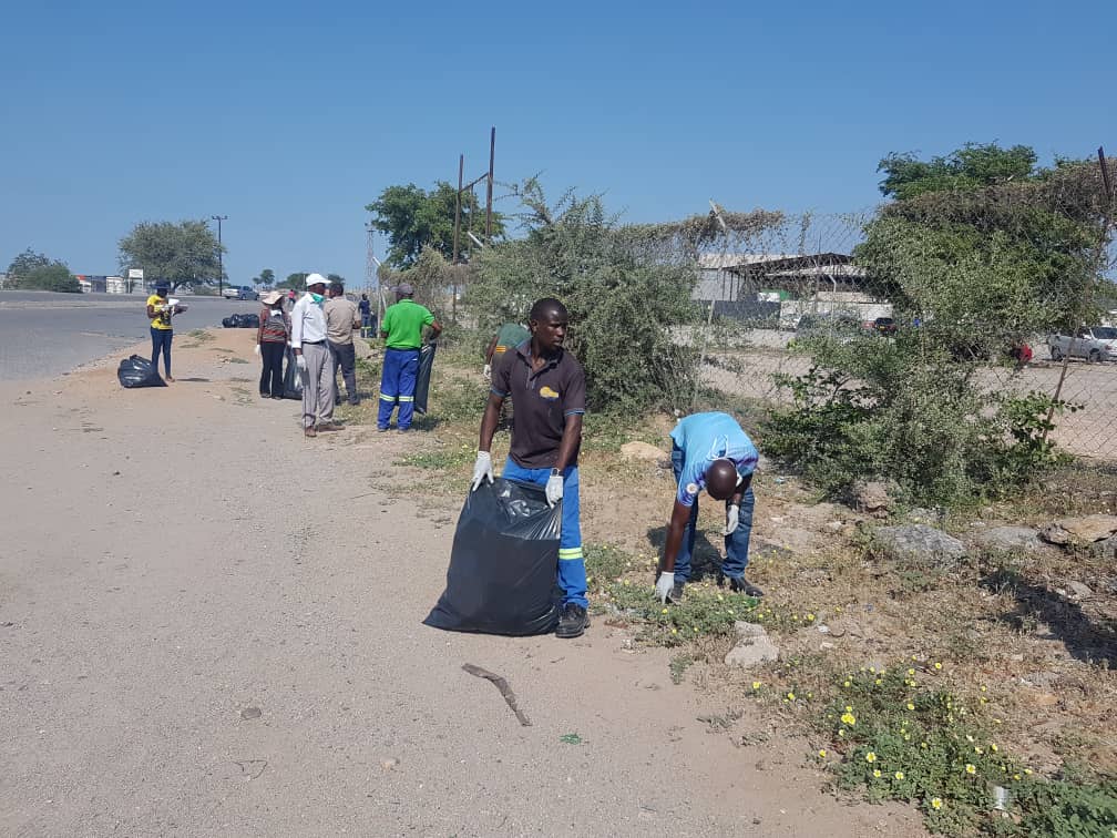 ZBCNewsonline's tweet photo. #monthlycleanup
Civil servants including senior police, prison officers joined council officials to participate in the clean up campaign this Friday in Beitbridge
@GNyambabvu @InfoMinZW @JoshMunthali @EMupoperi https://t.co/MBAYG0Cy0i