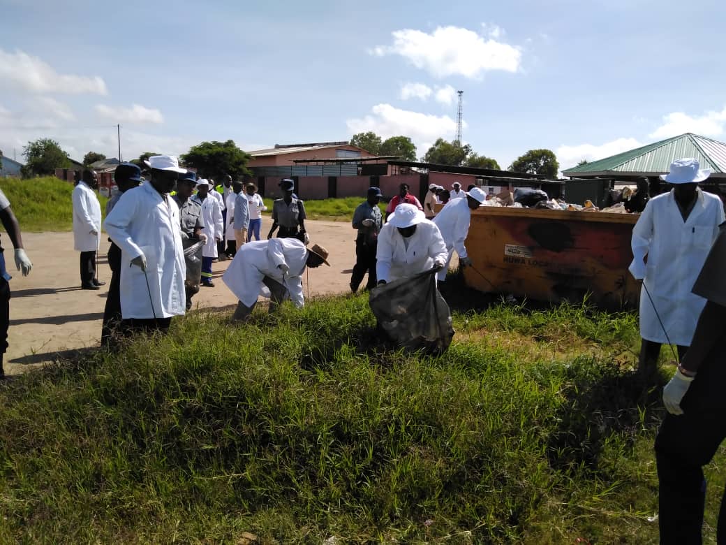 ZBCNewsonline's tweet photo. #monthlycleanup
Clean up campaign at Mawambo shopping centre in Ruwa being led by the office of the Vice President Rtd Gen Constantino Chiwenga.
@GNyambabvu @InfoMinZW @JoshMunthali @EMupoperi https://t.co/35ZQhGloYI