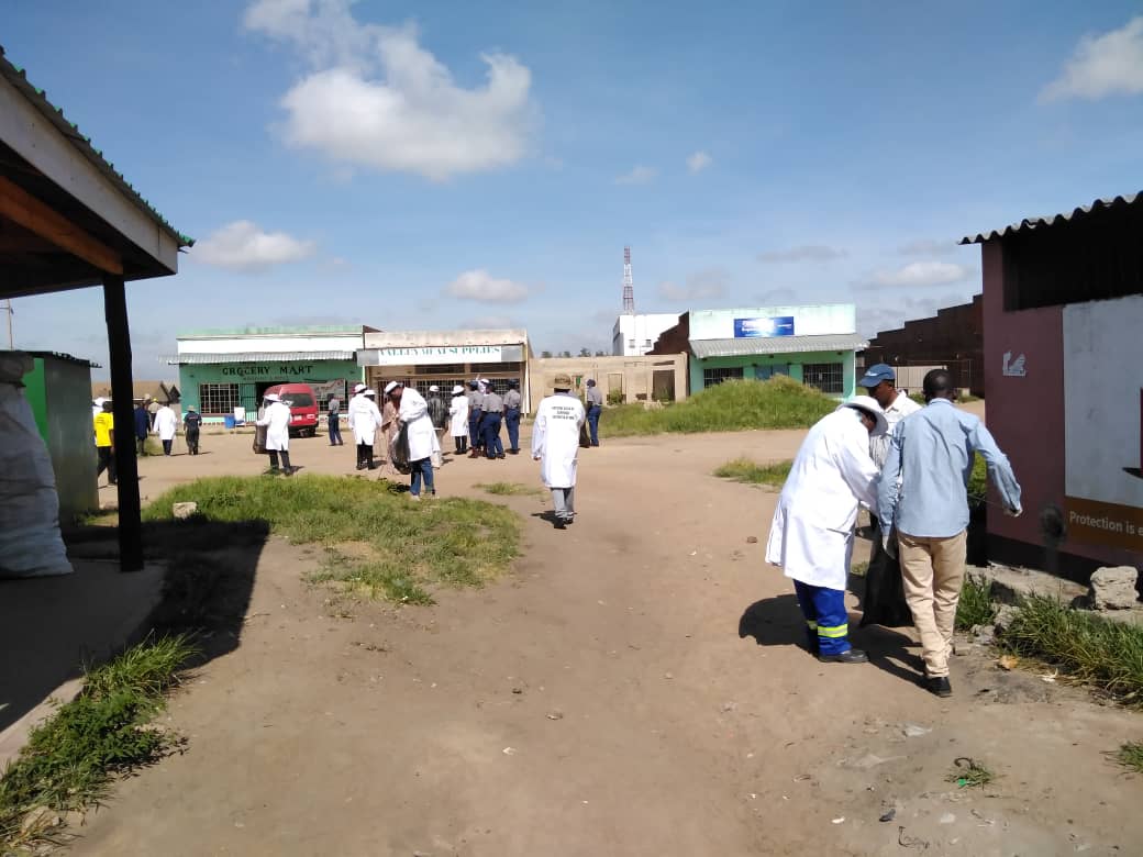 ZBCNewsonline's tweet photo. #monthlycleanup
Clean up campaign at Mawambo shopping centre in Ruwa being led by the office of the Vice President Rtd Gen Constantino Chiwenga.
@GNyambabvu @InfoMinZW @JoshMunthali @EMupoperi https://t.co/35ZQhGloYI