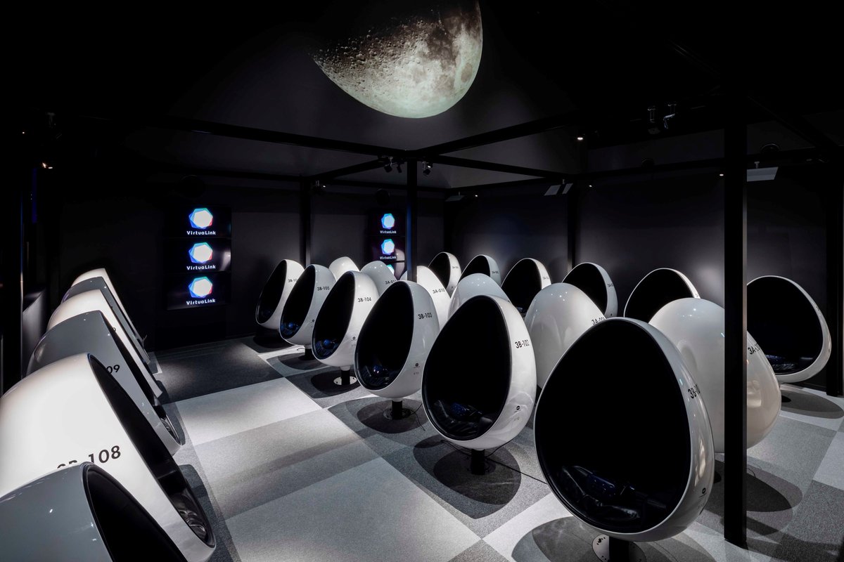 PlanetariaTokyo's tweet photo. プラネタリア TOKYOでは、ベネチア国際映画祭でプレミア上映されたVRアートアニメーション『Feather』を上映中✨
日本では当館にて初公開となります！
バレリーナを目指す少女と羽根の物語…。
ぜひご体験ください☺️
 #VirtuaLink 

作品情報はこちら→ https://t.co/CgjiY6WA12 https://t.co/egI6c5hUBm