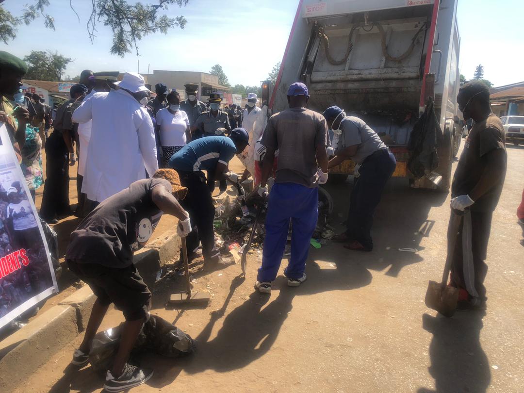 ZBCNewsonline's tweet photo. #monthlycleanup
In Masvingo, the Masvingo minister of state, Ezra Chadzamira is leading the cleanup campaign at Mucheke residential area
@GNyambabvu @JoshMunthali @EMupoperi @InfoMinZW https://t.co/II03pfapyT