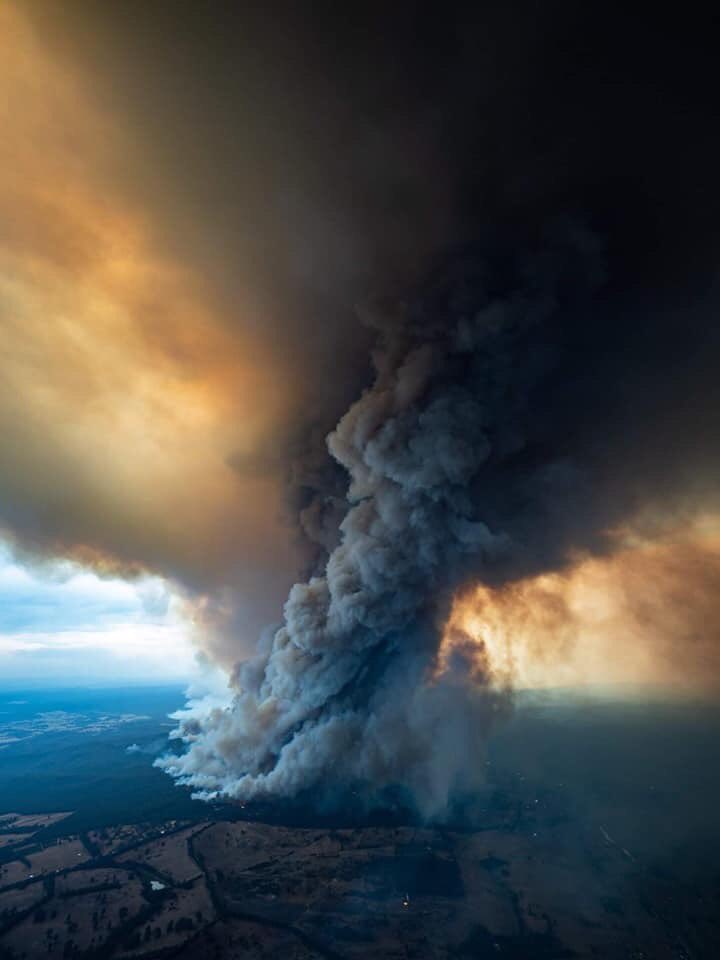 AussyAngel's tweet photo. Celebrities are starting to pay attention to the fires in Australia now. If we keep tweeting and spreading the word, maybe the world will start to pay attention. #AustraliaOnFire #AustraliaBurning #australiaburns #AustraliaBurnsScomoPrays https://t.co/aeelLa5hXy
