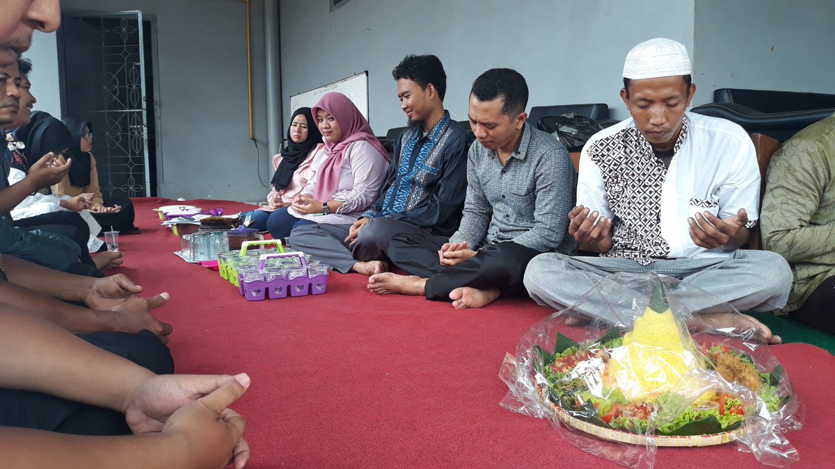 bawaslukotacrb's tweet photo. Bawaslu Kota Cirebon diawal tahun 2020 mengadakan syukuran pindah kantor yang semula bertempat di Komplek Bima Madya, sekarang pindah di Jl. Evakuasi Komplek Cimanuk - Cisanggarung No. 501 RT. 04 RW. 03 kel. Karyamulya Kec. Kesambi Kota Cirebon

#kantorbaru #cimanuk #evakuasi https://t.co/Z7ofvp2KCm