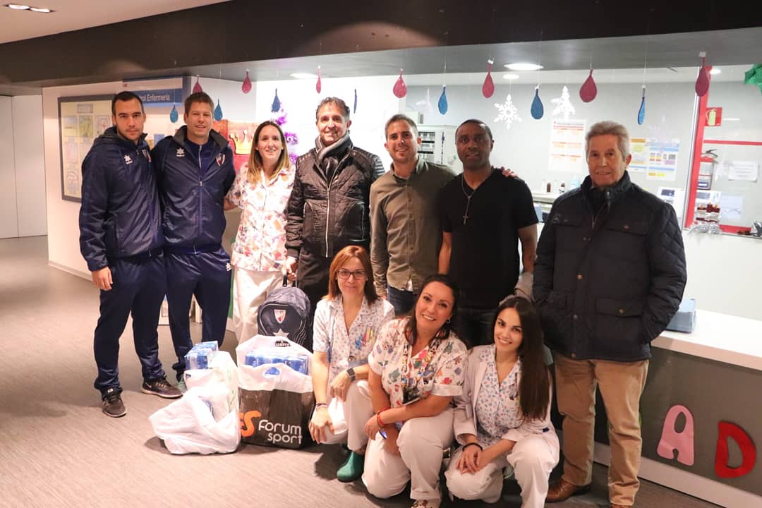 CDMostolesOfic's tweet photo. CLUB | Preciosa mañana en el 🏥#HospitalReyJuanCarlos entregando 🎁 regalos en nombre de Sus Magestades los Reyes Magos 👑
Pajes reales: @adriansferrer
@Mario_Sanchez_V @domingocq @AlesCaba #Jerry @delcerroantonio
💙⚽️ #AzulEsMiColor https://t.co/LeIt7AUFe2