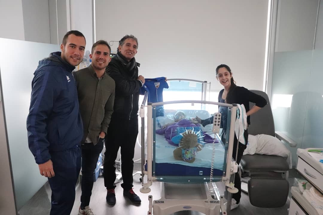 CLUB | Preciosa mañana en el 🏥#HospitalReyJuanCarlos entregando 🎁 regalos en nombre de Sus Magestades los Reyes Magos 👑
Pajes reales: <a href="/adriansferrer/">Adrián Sotelo Ferrer</a>
<a href="/Mario_Sanchez_V/">Mario Sánchez</a> <a href="/domingocq/">domingocieza</a> <a href="/AlesCaba/">Alex Caballero</a> #Jerry <a href="/delcerroantonio/">antonio del cerro</a>
💙⚽️ #AzulEsMiColor