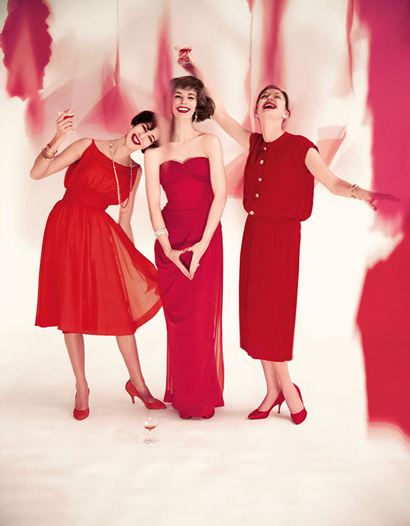 Three #models wearing red dresses pose for #Vogue, December 1957.
#Photography by #NormanParkinson (<a href="/NPArchive/">Norman Parkinson</a>) : iconicimages.net/photographers/…
