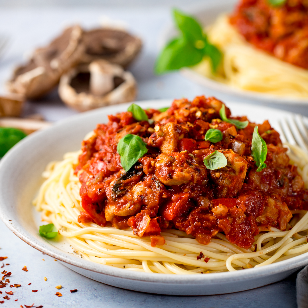Lighter chicken and red pepper pasta - so satisfyingly tasty, but less than 550 cals per serving (also Syn free if you're on Slimming World).

kitchensanctuary.com/chicken-and-re…

#chickenpasta #chickenspaghetti #lowcalorie #synfree #pasta #chickendinner