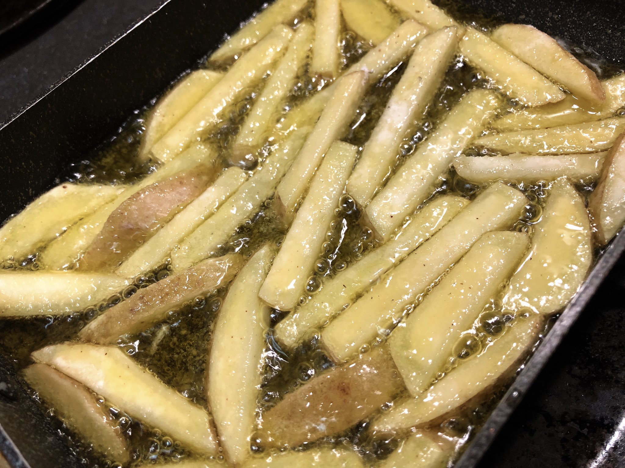 魔女っこれい テレビ見てたらフライドポテトが食べたくなったので作った じゃがいも洗って細く切って 小麦粉1片栗粉1塩胡椒好みをビニール袋に入れてシャカシャカする フライパンに油しいて結構揚げる 好みで追い塩 うめー 食べたかったフライド