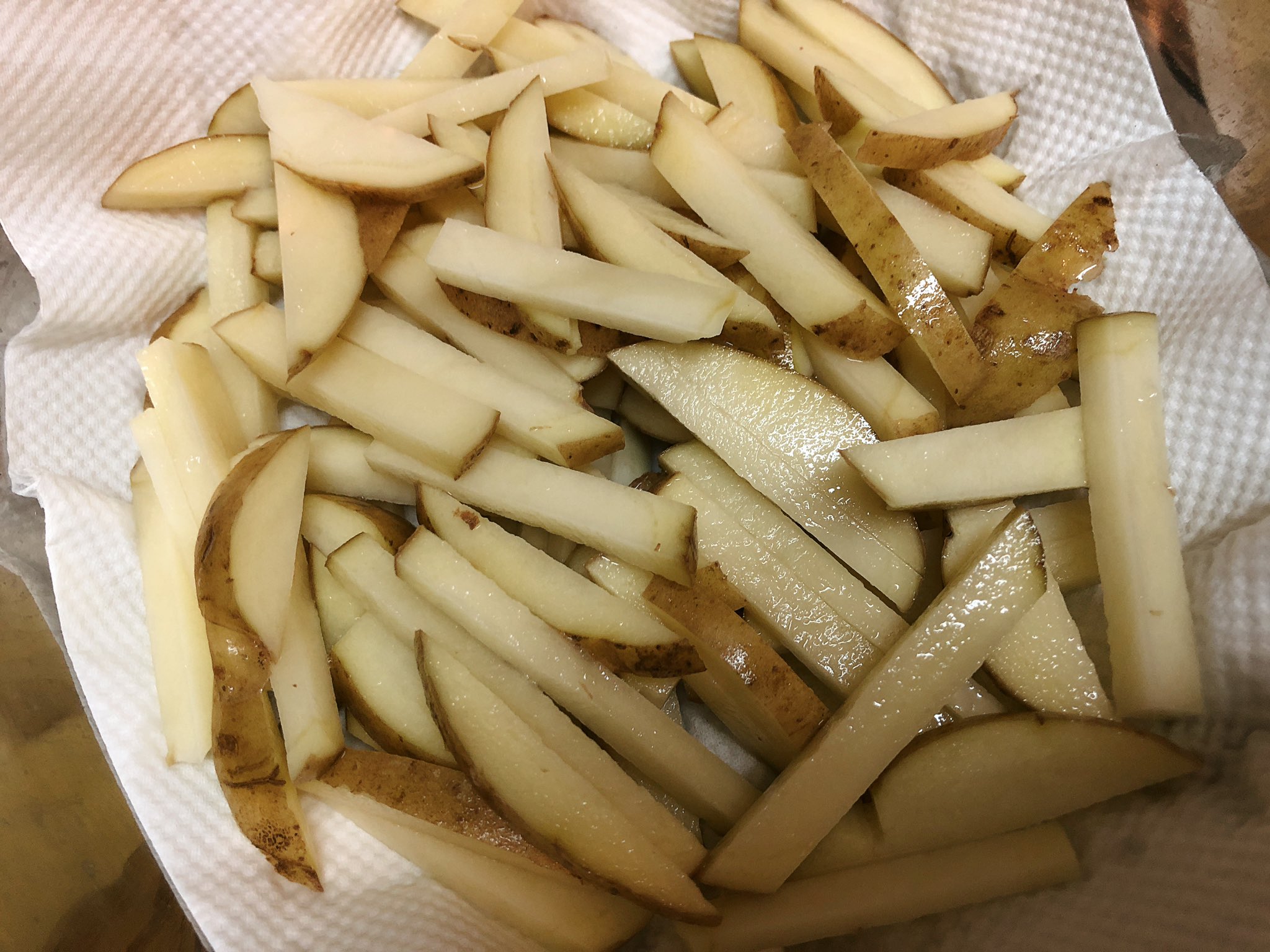 魔女っこれい テレビ見てたらフライドポテトが食べたくなったので作った じゃがいも洗って細く切って 小麦粉1片栗粉1塩胡椒好みをビニール袋に入れてシャカシャカする フライパンに油しいて結構揚げる 好みで追い塩 うめー 食べたかったフライド