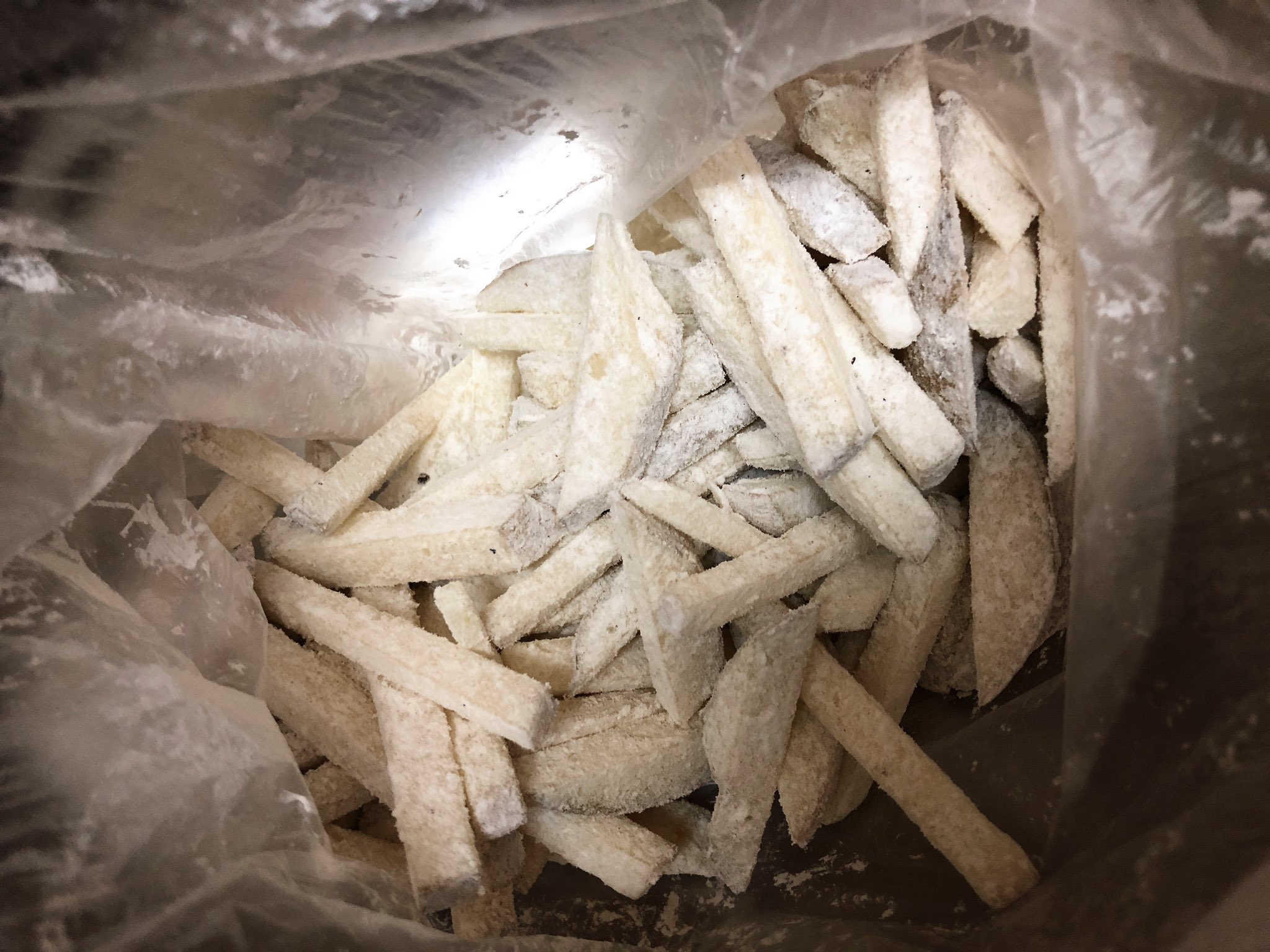 魔女っこれい テレビ見てたらフライドポテトが食べたくなったので作った じゃがいも洗って細く切って 小麦粉1片栗粉1塩胡椒好みをビニール袋に入れてシャカシャカする フライパンに油しいて結構揚げる 好みで追い塩 うめー 食べたかったフライド