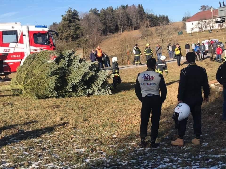 Imágenes que nunca gustan ver 😔😔😔😔

Así quedaba el Audi Quattro de Christof Klausner tras el accidente sufrido en el shakedown del Jänner Rally. Afortunadamente tanto el como su copiloto se encuentran bien.