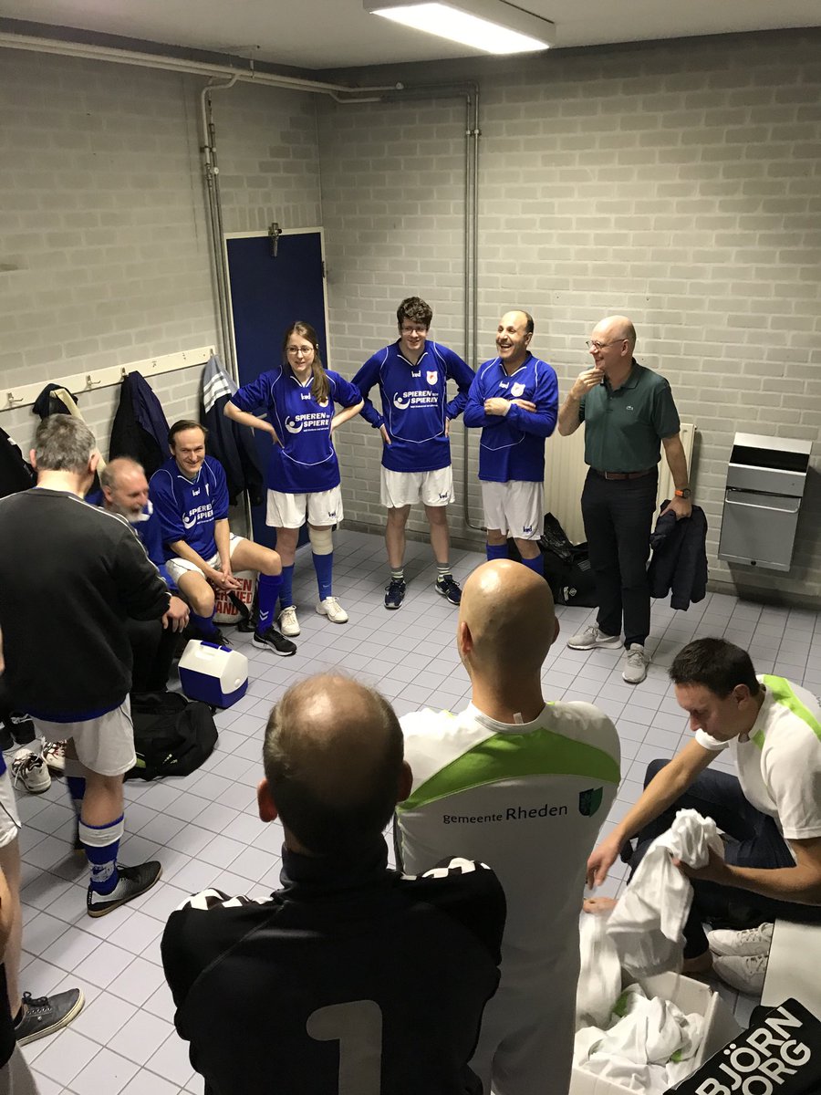 Peptalk van ⁦@carolvaneert⁩ voor ons team. de Steegse soccers. ⁦<a href="/gemeenteRheden/">Gemeente Rheden</a>⁩