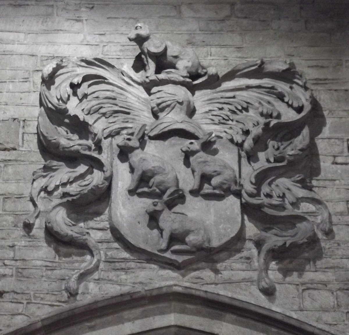 #LesArmoiriesDuVendredi

Pembridge - “Plaster arms of the Coningsby family c.1700” (Pevsner) Three rabbits or coneys, a rebus on the name, on the shield and an earless bunny on top.
#LookUp #AnimalsInChurches #CoatsOfArms