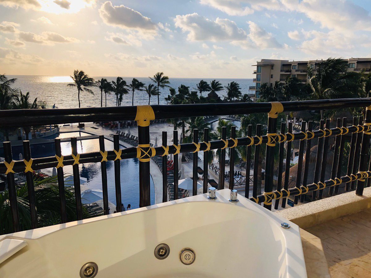 ¡Déjese inspirar por esta hermosa vista de #DreamsRivieraCancún Resort &amp; Spa, donde el mar y el cielo se hacen uno!