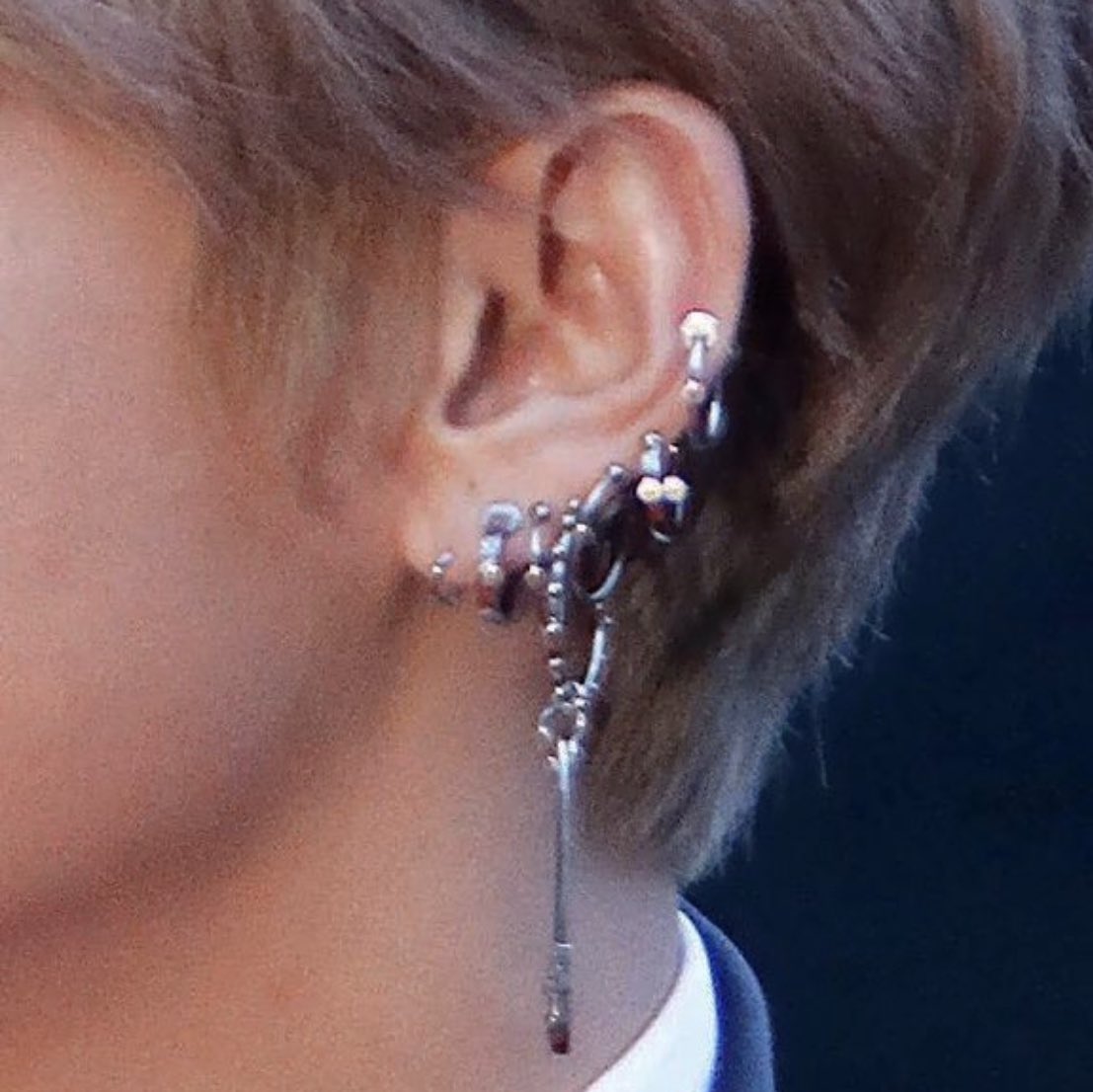 Серьги Ким Тэхен BTS
