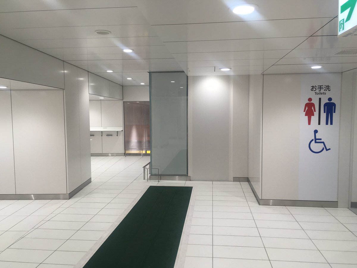 銀座線渋谷駅には現時点で階段でしか辿り着けないコンセントと傘立てだけがあるノマドスペースがある Togetter