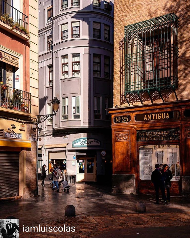 Visit_Saragosse's tweet image. Bon vendredi 😊!
.
Aujourd'hui nous vous proposons une promenade autour des rues et places de #Saragosse pour profiter de ses merveilleuses couleurs 🌞.
.
📷 Merci IGiamluiscolas pour cette jolie photo d'une des places les plus charmantes de la ville, la plaza San Felipe 😍