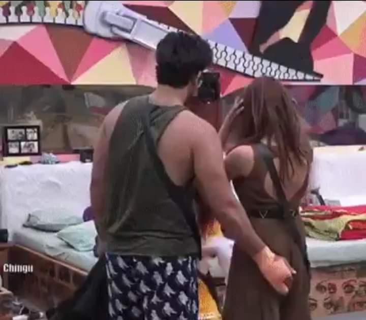 KarranSharma02's tweet photo. @BiggBoss @justvoot @Vivo_India @BeingSalmanKhan #Mahiira Se Biig Boss Me Aage Leke Jane Kii Rakam Wasool Kar Rha Haii #TaklaParas https://t.co/rwe3fWdR0E