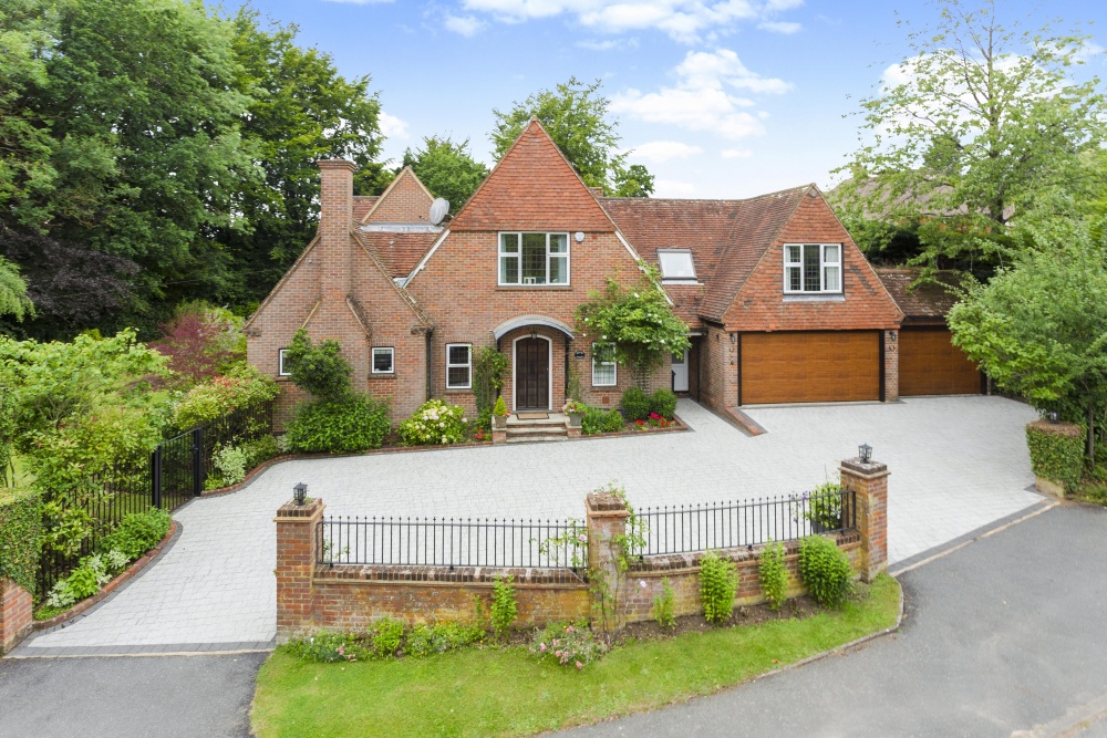 TimRussandCo's tweet image. #FORSALE #TimRuss is delighted to present this absolutely, stunning, #fivebedroom family home, located on Knotty Green in Beaconsfield, which is currently listed at £1,950,000. 

For more information call us on 01494 689414 or visit our website: ow.ly/r8p750xLE7b