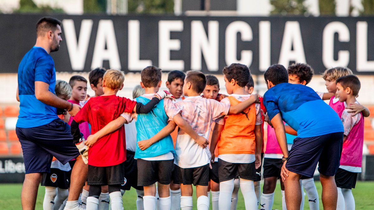 valenciacf_en's tweet photo. TOGETHER 🖤🦇 #VCFKids https://t.co/CAQmXfnWrl