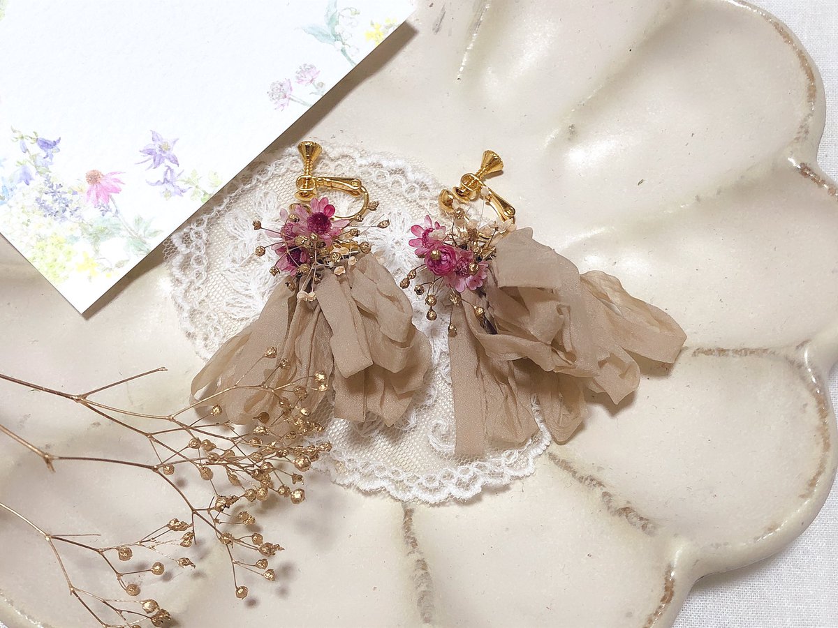 006F86VIVI's tweet photo. 春の花束×シフォンのフリル💐

ピンクのスターフラワーが可愛いけど
ゴールドのかすみ草とベージュのシフォンが甘さを抑えててフェミニンさが出ています

#押し花
#ドライフラワー
#ハンドメイド https://t.co/CdJGAizYI3