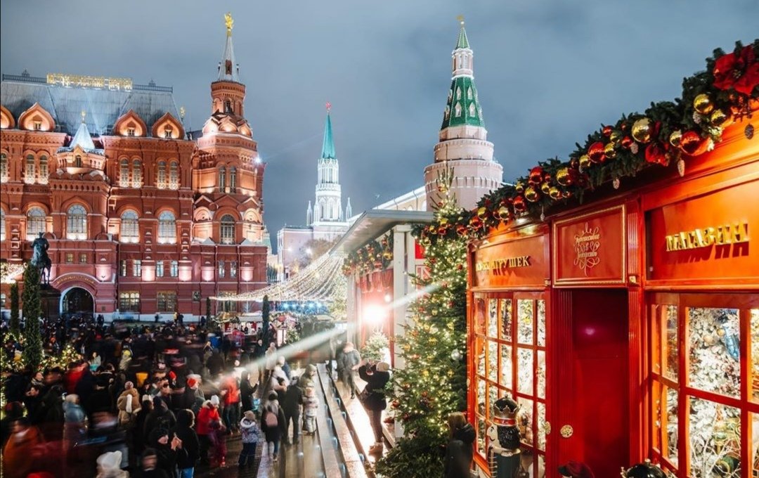 Don’t miss out on the festive cheer! The streets of Tverskaya, Mokhovaya and Okhotny Ryad will continue to host unique #Christmas and #NYE2020 events, featuring over 100 installations dedicated to the space theme until January 5th.✨
bit.ly/2SUF8xr