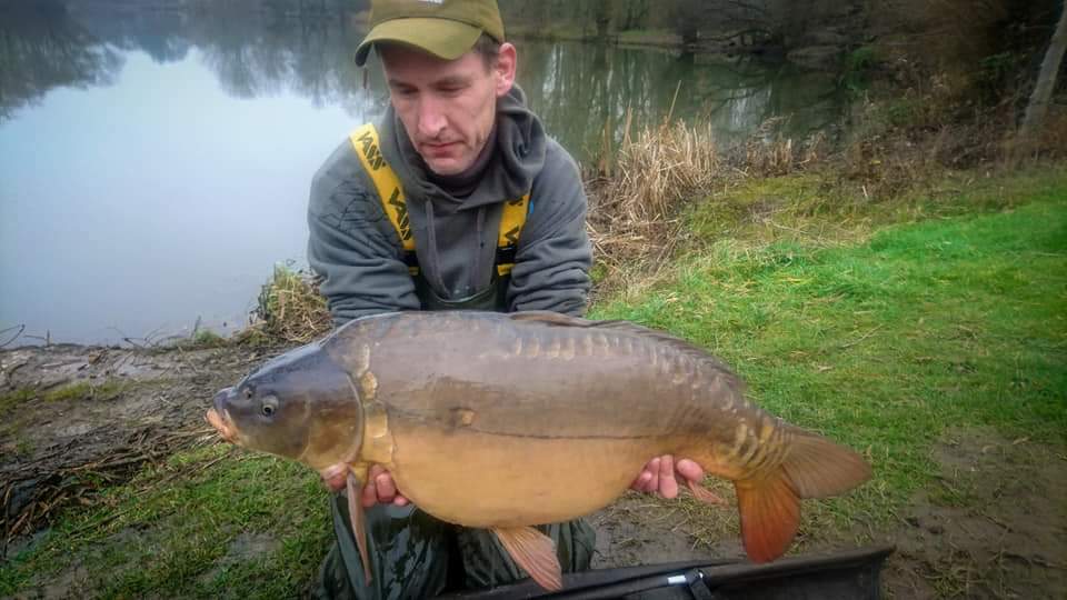 TaskaCarp's tweet photo. Team Taskas Scott Bassett started 2020 as he finished last year... with wet nets and fish on the mat.   
Well done Scott.
Taska Baseline products giving perfect presentation everytime.
#teamtaska #taskacarp https://t.co/jpsu7bhI0m
