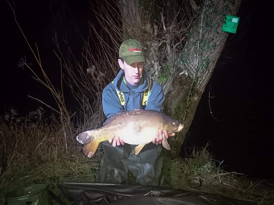 TaskaCarp's tweet photo. Team Taskas Scott Bassett started 2020 as he finished last year... with wet nets and fish on the mat.   
Well done Scott.
Taska Baseline products giving perfect presentation everytime.
#teamtaska #taskacarp https://t.co/jpsu7bhI0m