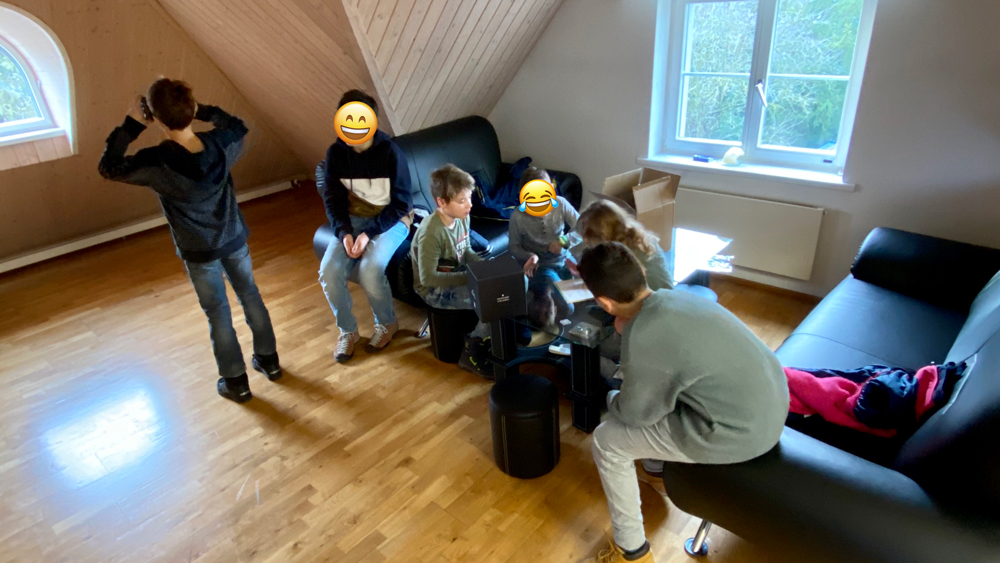 Heute ein geheimnissvolles Packet von <a href="/infomaniak/">Infomaniak</a> erhalten und gleich die Kids vom Kids Day der netpulse AG darauf angesetzt. Die Kids haben das Rätsel mit Bravour gelöst und sind nun der Aufklärung einen Schritt näher gekommen 😅😇 #dummgelaufen