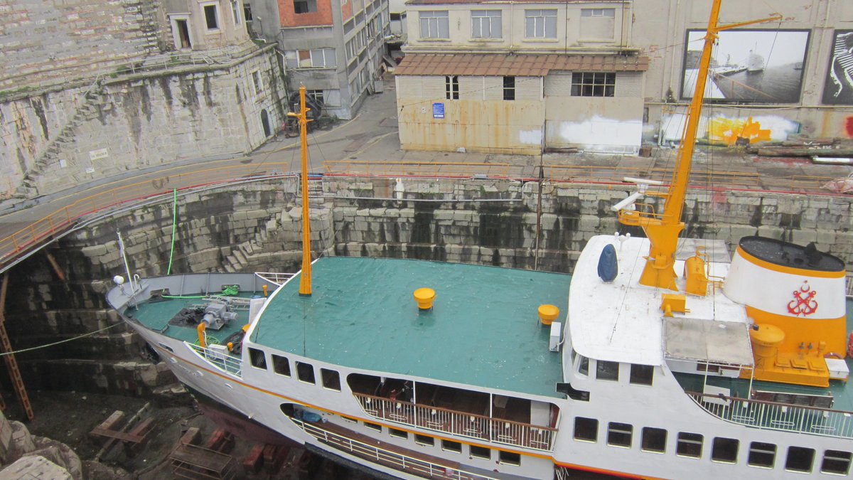 Güzel İstanbul'umuzda güzel bir yıl geçirmek dileği ile...
#busehirdeturistolsam #istanbul #yeniyıl  #haliçtersanesi