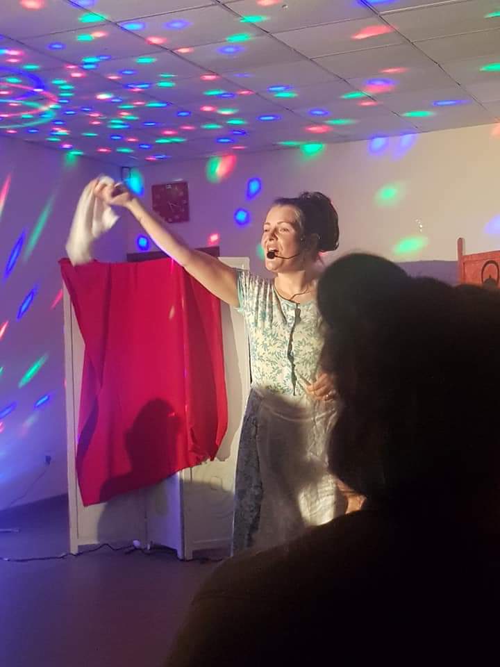 1_forget's tweet photo. Come on down to St David's Church @tonparish tomorrow at 4pm to watch #Cinderella, an #interactivepantomime. Tickets can be bought on the door (£10 family ticket, £3 adults, £1.50 children). Go on, see in the new year with style! #NewYear2020 https://t.co/YztOeDfNp4