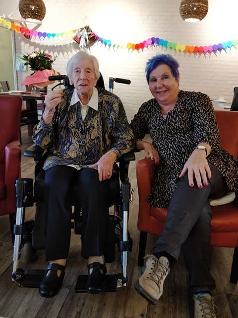 Hoera! Op de drempel van het nieuwe jaar mochten we mevrouw Groenendijk - de Bruijn, bewoonster van  De Vlasgaard, feliciteren met de bijzondere leeftijd van 104 jaar! #geluksmomentjes