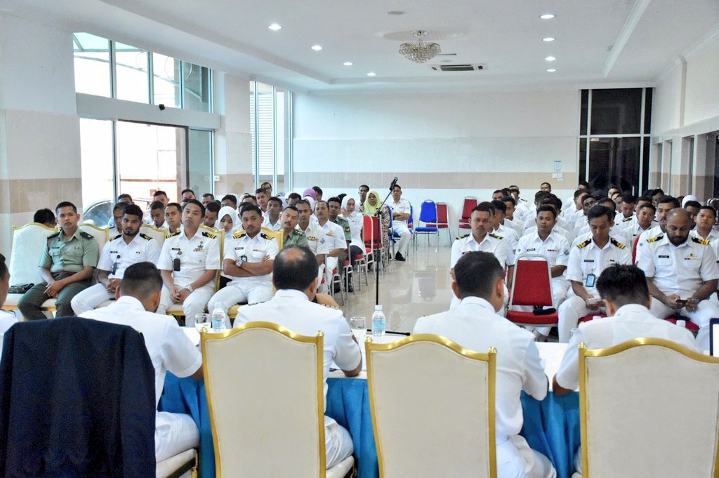 mwl3_tldm's tweet photo. @reza_azeranil63 @redzuan67 @ArisAdiTanBinA1 @MPA_Barat @tldm_rasmi @MINDEFMalaysia
Sekitar Mesyuarat Kebajikan yang telah membincangkan tentang hal-hal kebajikan anggota dan staf awam di #MAWILLA3
#NavyPrihatin #KebajikanDiutamakan #NavyPride
#NavyAlert https://t.co/PzuMaHL6Hh