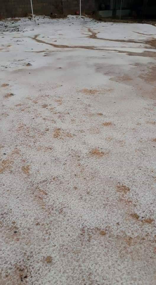 Une première au #Niger Il a neigé comme en Algérie, dans la région d'Agagez. C'est dans la localité d'Iguiza située à 255 km d'Agadez, chef-lieu de région.Gloire et louange à Dieu.  A vos marques les partisans du froid pour la promotion du tourisme dans le Nord.
<a href="/NigerVisit/">VisitNiger</a>