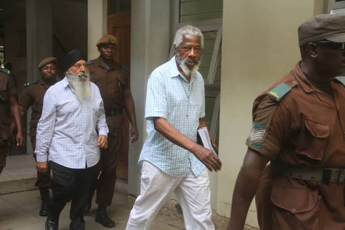 MankindUwezo's tweet photo. Sijawahi kuona wanasiasa wakiandika #freeLugemalila #freeSeth huyu kabendera ni nani? Uzuri serikali iko makini, huo mzigo mliombebesha kijana wa watu sasa unamuozea begani mwenyewe. Mmempa pesa nyingi sana kuharibu Taifa letu tukufu na hayo ndo malipo yake https://t.co/8NjyuBY1uU