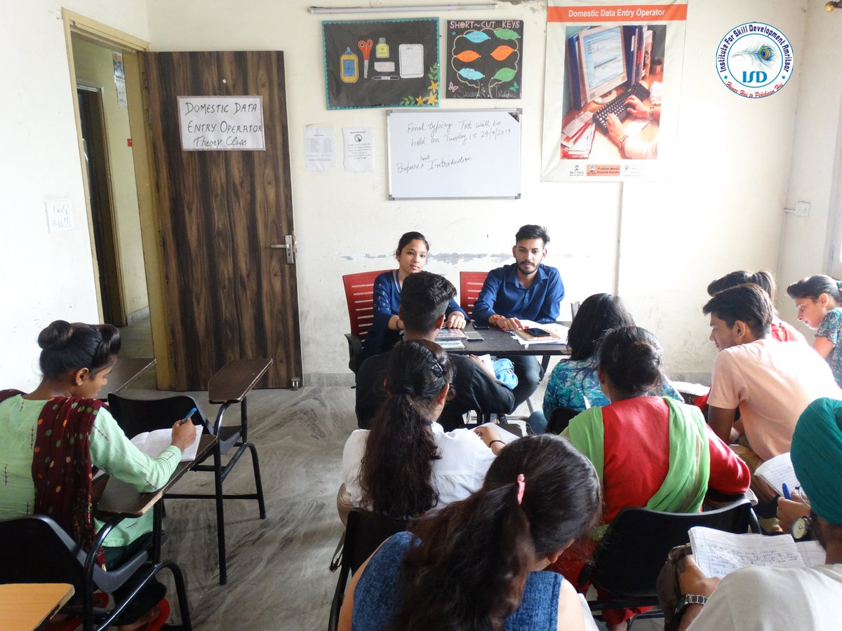 InstituteforSk1's tweet image. #Glimpse of #dataoperator Students doing practical in #MS excel and Typing..