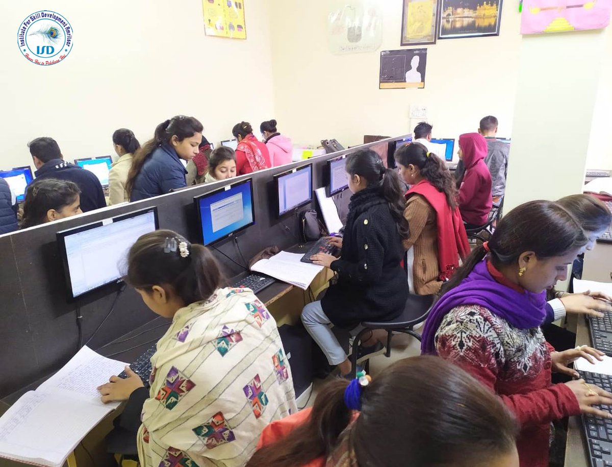 InstituteforSk1's tweet image. #Glimpse of #dataoperator Students doing practical in #MS excel and Typing..