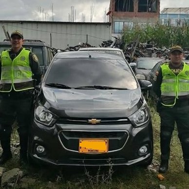 PoliciaDeris's tweet photo. #SantaRosadeCabal, en el parque principal logramos la recuperación de un vehículo reportado por hurto el pasado mes de noviembre en la ciudad de Pereira. Se deja ante la autoridad competente. #RisaraldaSegura #TodosContraElHurto https://t.co/7T9BSWD85z