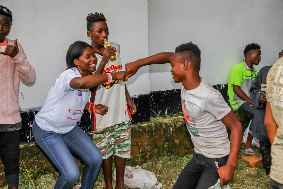 MbuyaChanick's tweet photo. Noël dans la rue, #Ailesducoeur,#AJTC ont échangé, sensibilisé les enfants de la Rue sur les IST/VIH, l'hygiène menstruelle et la SSR. La journée a été clôturé par un partage d'un repas.@castromusafiri1 ,@SennenHounton ,@CarolineIlunga ,@ILokushe ,@JacquesKyabula,@DeniseNyakeru https://t.co/MBosvBRwhn