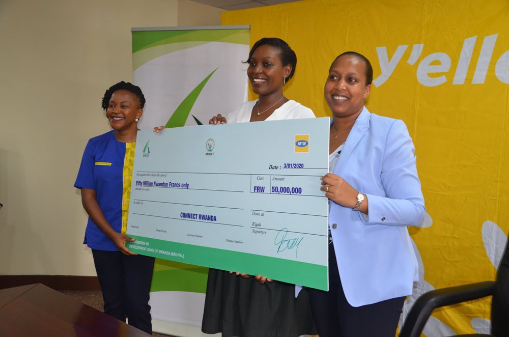 IGIHE's tweet photo. Kuri uyu wa Gatanu, Banki Itsura Amajyambere yโu Rwanda (BRD), yatanze miliyoni 50 Frw azifashishwa mu kugura telefoni zigezweho 500 za Mara X, muri gahunda ya #ConnectChallenge igamije kugeza telefone zigezweho (Smartphones) ku banyarwanda batazifite.
โ https://t.co/Ph0NJCQmBb https://t.co/DWT6NO4gtW